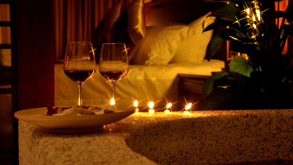 romantic-evening-candle-bed-pillow-glass-wine-photography-3840x2160-wallpaper179876